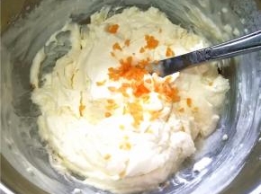 取一小块柚子皮切成碎，放入乳酪中。