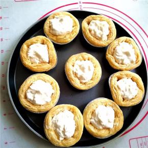 然后将馅料放入已经晾凉的挞皮中。