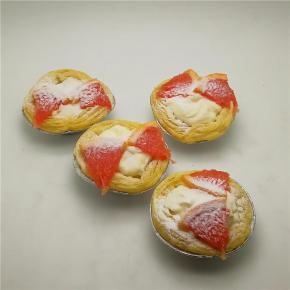 上面装饰上腌渍好的西柚，筛上一层糖粉，好漂亮呀。