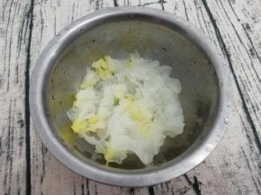 新鲜的银耳不用浸泡，直接洗干净，然后撕成适当的块