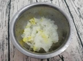 新鲜的银耳不用浸泡，直接洗干净，然后撕成适当的块