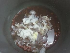 压好的红豆，再放入银耳压20分钟