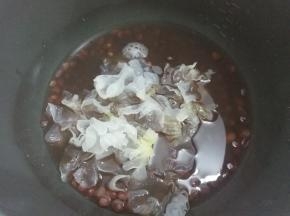 压好的红豆，再放入银耳压20分钟