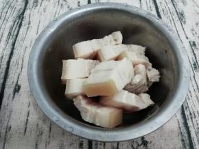 焯好水的五花肉取出用水冲一下，然后切成适当的块