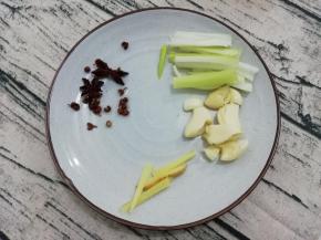 葱姜切成丝，用刀拍一下即可