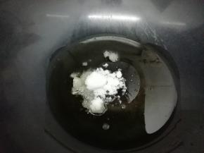 锅里加入适量的油烧热后，把糖放入锅中炒出颜色