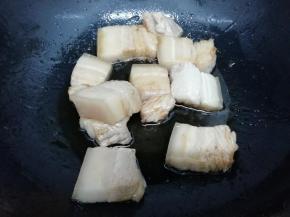 不将五花肉放入锅中，让每块肉都裹上糖色