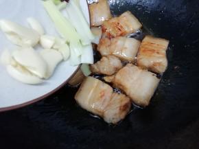 在倒入葱，姜，蒜，花椒，大料炒出香味