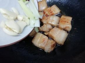 在倒入葱，姜，蒜，花椒，大料炒出香味