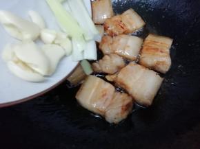 倒入葱，姜，蒜，花椒，大料炒出香味