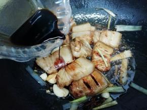 倒入老抽，翻炒均匀