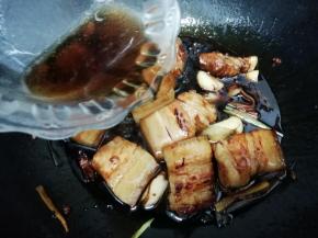 在倒入可乐翻炒几下