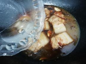 再倒入适量的水大火烧开，转小火慢煮40分钟