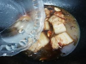 再倒入适量的水大火烧开，转小火慢煮40分钟