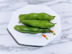 买回来的蚕豆，将皮剥掉。