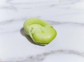 之后再把蚕豆的外衣去掉，依次做完。