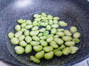 锅中加入适量纯净水，大火烧开，下入处理好的豆瓣，大火焯水2分钟，捞出立即过冷水，再淋干水分。