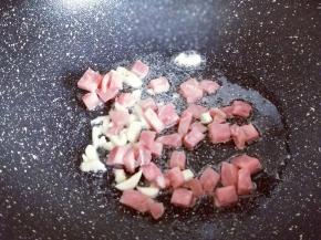 加入切丁的火腿煸炒，盛出备用。