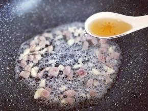 另起油锅，加入切好的里脊肉丁，加入料酒，煸炒均匀。