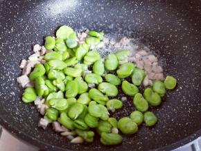 加入剥好的蚕豆煸炒。