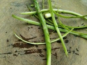 芦笋洗干净，刨去底部老的外皮。