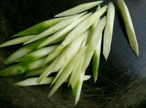 人家斜切成片。