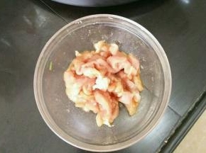 猪肉切成条，加入淀粉、生抽、料酒和盐，搅拌均匀，腌15分钟。