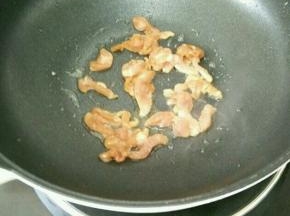 热锅凉油下蒜蓉，煸一下后加入猪肉。