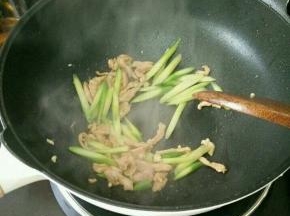 加入芦笋和适量耗油，快速翻炒均匀后出锅。
