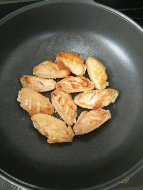 热锅凉油下鸡翅，煎至两面金黄。