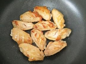 热锅凉油下鸡翅，煎至两面金黄。