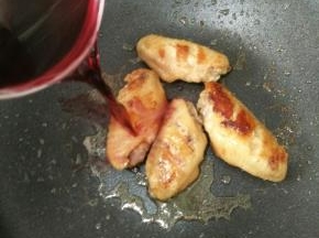 直接淋到鸡翅里。