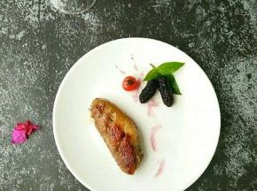 有桑葚的味道。