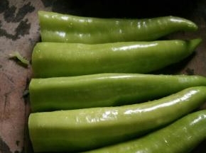 尖椒洗干净切去头部，如果尖椒不是很长就可以省略。