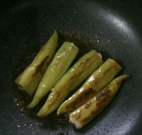 小火煎至尖椒两面有虎皮，盛出。
