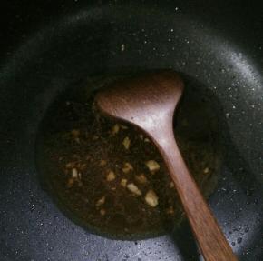 锅里留底油下蒜蓉，再加入适量生抽、米醋、白糖和一点点盐，烧开。