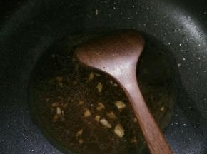 锅里留底油下蒜蓉，再加入适量生抽、米醋、白糖和一点点盐，烧开。