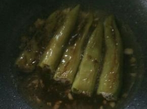 然后放入尖椒，小火焖几分钟。