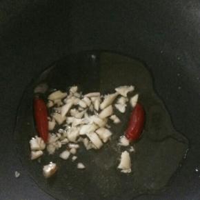 热锅凉油下蒜蓉和泡椒。