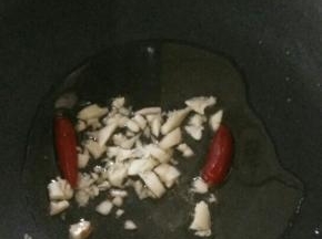 热锅凉油下蒜蓉和泡椒。