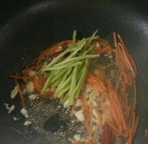 加入尖椒丝，继续翻炒均匀。