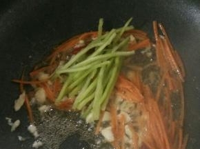 加入尖椒丝，继续翻炒均匀。