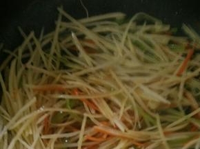 最后倒入调好的调料，继续快速翻炒片刻即可。