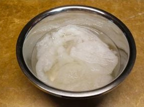 先用纯净水浸泡4小时以上