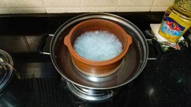 将沥干水分的燕窝放在炖盅里，加入纯净水，水末过燕窝一节手指位，水不要太多。