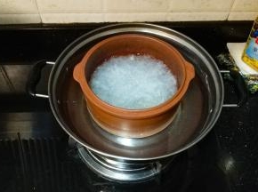 将沥干水分的燕窝放在炖盅里，加入纯净水，水末过燕窝一节手指位，水不要太多。