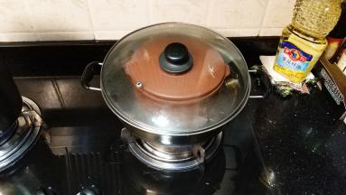 隔水炖，放入锅里大火烧开后转中火25分钟，25分钟后放入冰糖继续炖5分钟