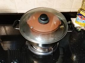 隔水炖，放入锅里大火烧开后转中火25分钟，25分钟后放入冰糖继续炖5分钟