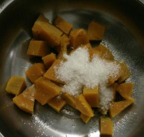 南瓜上锅蒸熟，趁热加入白糖。