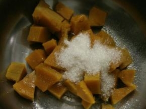 南瓜上锅蒸熟，趁热加入白糖。